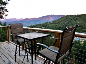 Million Dollar Views! 4 Bedroom, Sleeps 9, close to National Park and 5 mi to Gatlinburg!